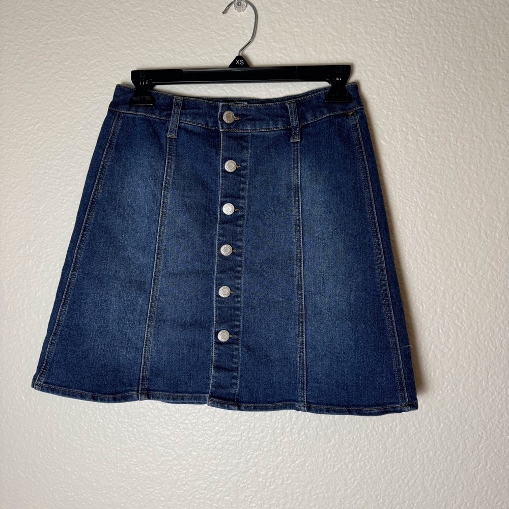 Womens Sz 4 Mossimo Denim Skirt Medium wash button front A-line